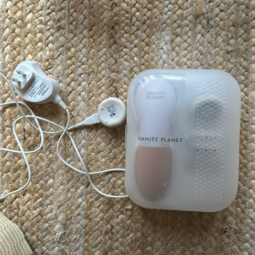 Vanity planet cleansing brush-used once